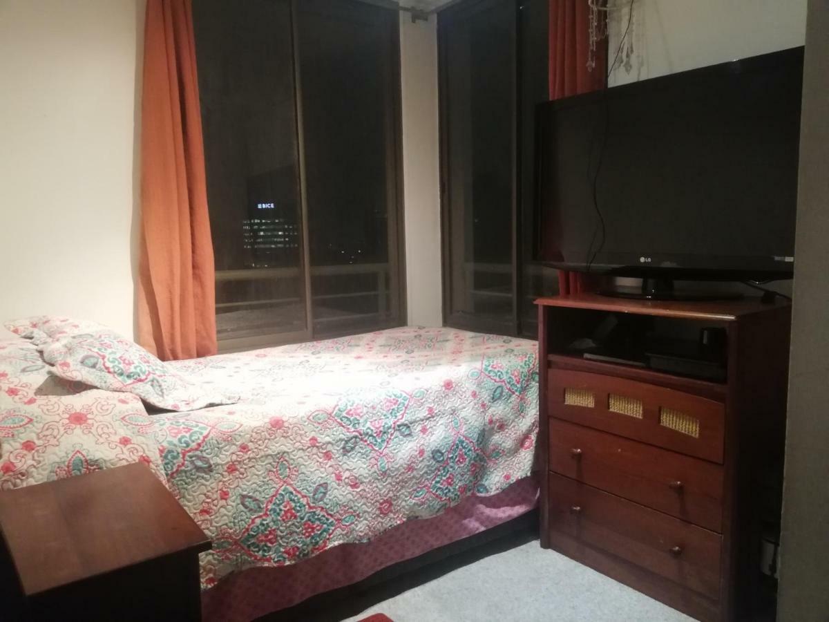 Una Habitacion Privada Con Bano Privado En Centro Historico Santiago Exterior photo